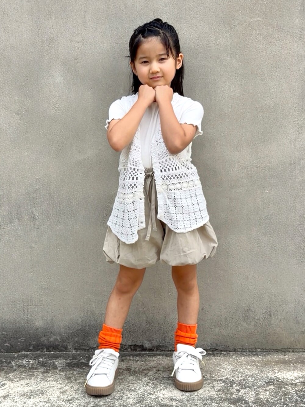 ホワイト系のTシャツ/カットソー、ホワイト系のベスト、ベージュ系のパンツを着用したキッズの夏コーディネートの3枚目の写真