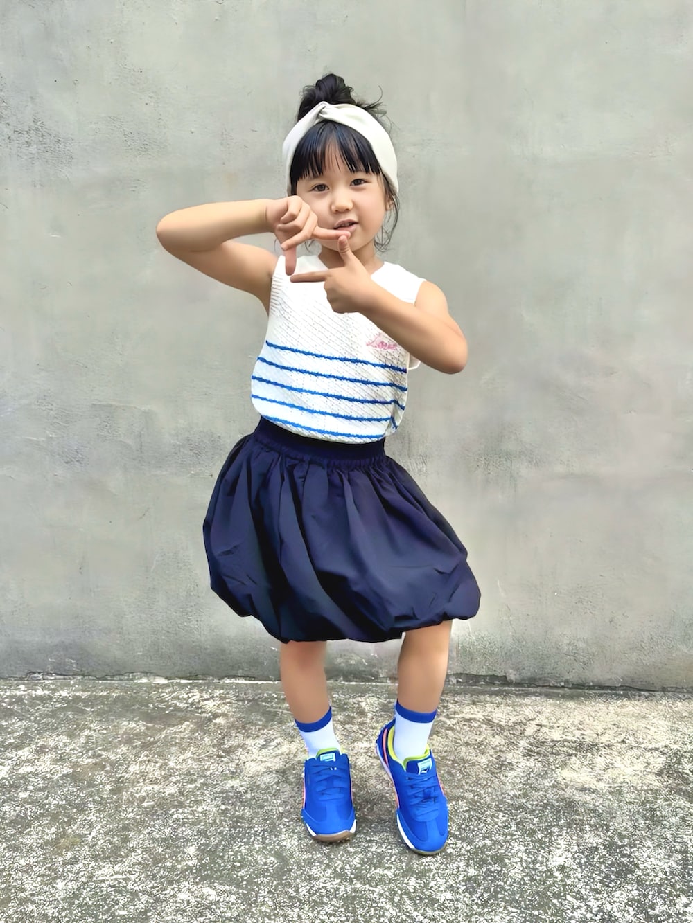「5歳、ターバン、ヘアバンド、ノースリーブ、タンクトップ、レイヤードスタイル、スカート、バルーンスカート、スニーカー、シンプルコーデ、きれいめカジュアル、休日スタイル、お出かけコーデ、夏コーデ、ニット」｜「ZARA KIDSのアイテム（タンクトップ、ホワイト系）」を使った、KANOさん（キッズ・100cm）の夏コーディネートの5枚目の写真