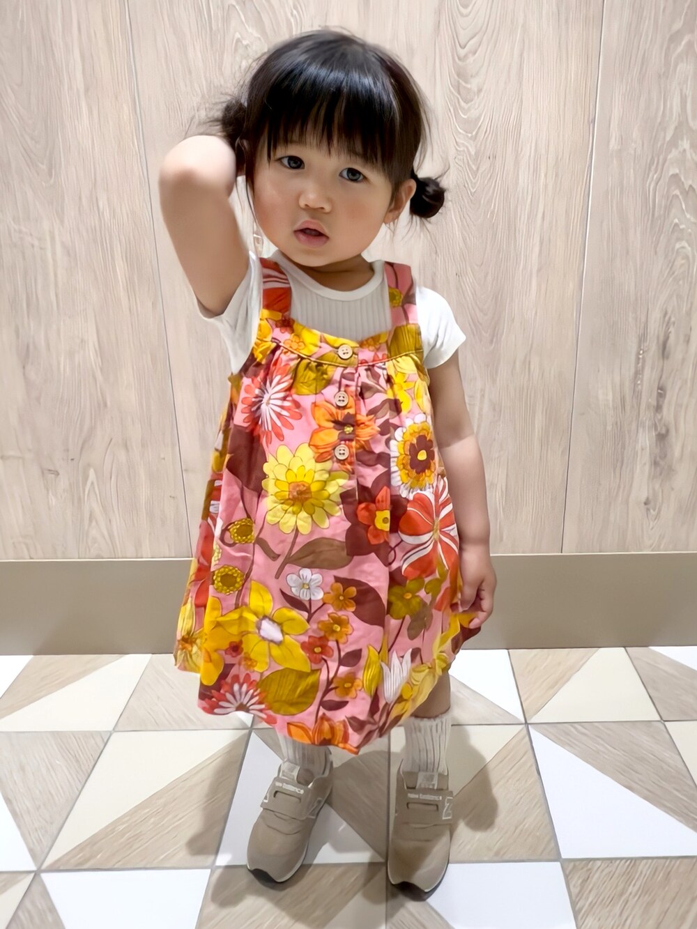 その他のワンピース、ベージュ系のスニーカー、ホワイト系のロンパースを着用したキッズの春コーディネートの3枚目の写真