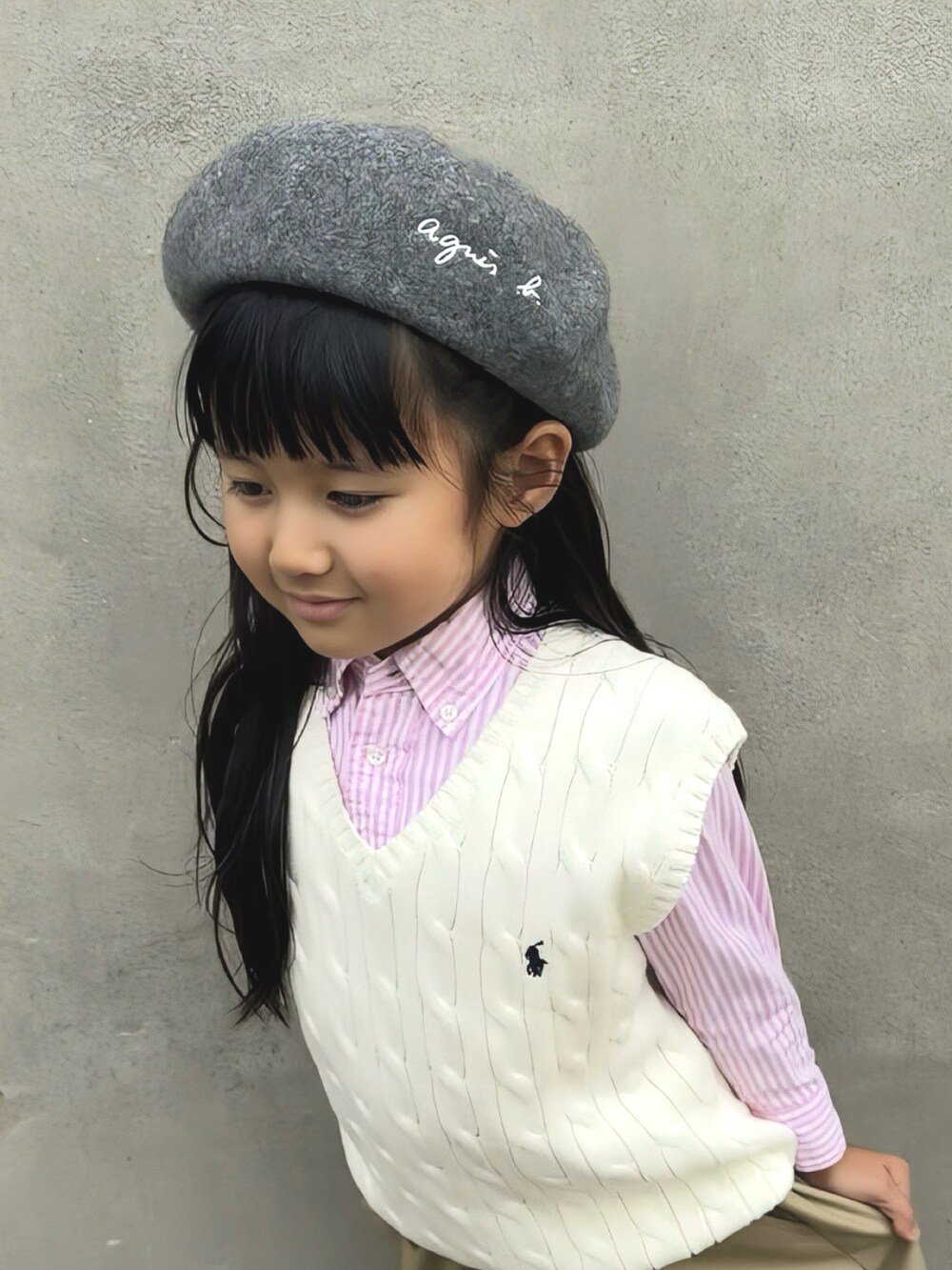 ベージュ系のその他パンツ、ピンク系のシャツ/ブラウス、ホワイト系のベストを着用したキッズの秋コーディネートの5枚目の写真