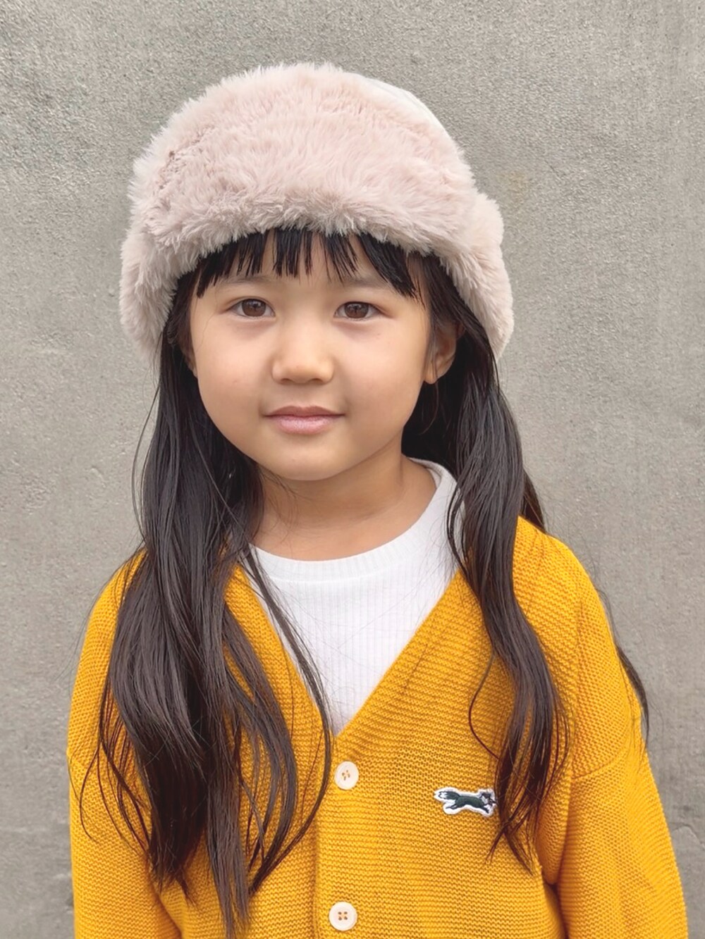 ホワイト系のスニーカー、その他のその他パンツ、イエロー系のカーディガン/ボレロを着用したキッズの冬コーディネートの5枚目の写真