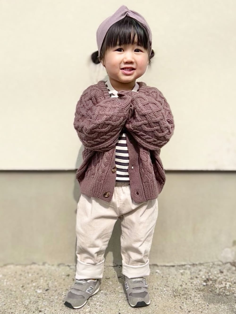 「2歳、2歳4ヶ月、カーディガン、コーデュロイパンツ、ボーダートップス、スニーカー、ヘアバンド、ターバン、ニット、セーター、冬コーデ」｜「H&Mのアイテム（Tシャツ/カットソー、ホワイト系）」を使った、KANOさん（キッズ・80cm）の冬コーディネートの4枚目の写真