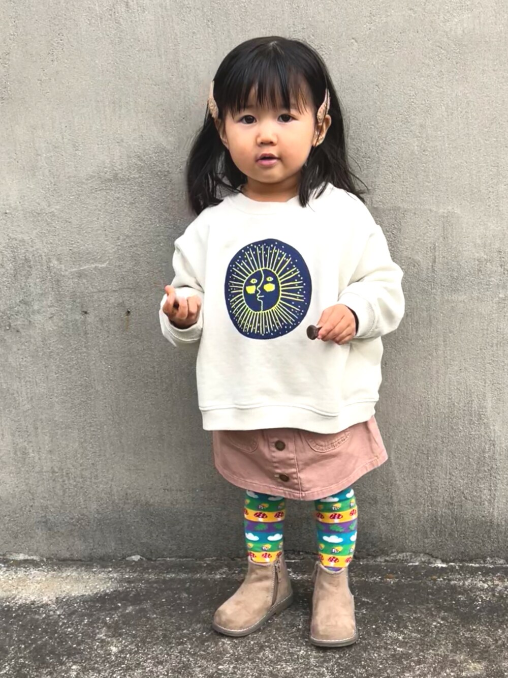 「2歳、2歳3ヶ月、トレーナー、スウェット、タイトスカート、ピンクスカート、派手タイツ、派手、タイツ、ブーツ、サイドゴアブーツ、冬コーデ、オーバーサイズ、マーキーズ、markey's」｜「HOGAN RANCH WEARのイラストワイドトレーナー/H-6870（80～130cm）（スウェット、グレー系）」を使った、KANOさん（キッズ・80cm）の冬コーディネートの2枚目の写真