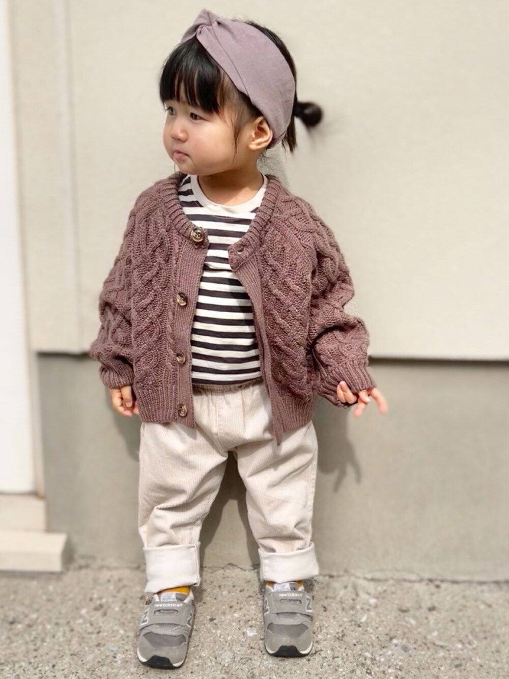 「2歳、2歳4ヶ月、カーディガン、コーデュロイパンツ、ボーダートップス、スニーカー、ヘアバンド、ターバン、ニット、セーター、冬コーデ」｜「H&Mのアイテム（Tシャツ/カットソー、ホワイト系）」を使った、KANOさん（キッズ・80cm）の冬コーディネートの2枚目の写真