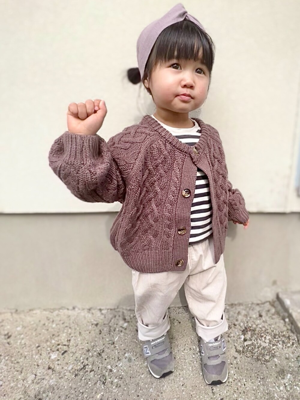 「2歳、2歳4ヶ月、カーディガン、コーデュロイパンツ、ボーダートップス、スニーカー、ヘアバンド、ターバン、ニット、セーター、冬コーデ」｜「H&Mのアイテム（Tシャツ/カットソー、ホワイト系）」を使った、KANOさん（キッズ・80cm）の冬コーディネートの3枚目の写真