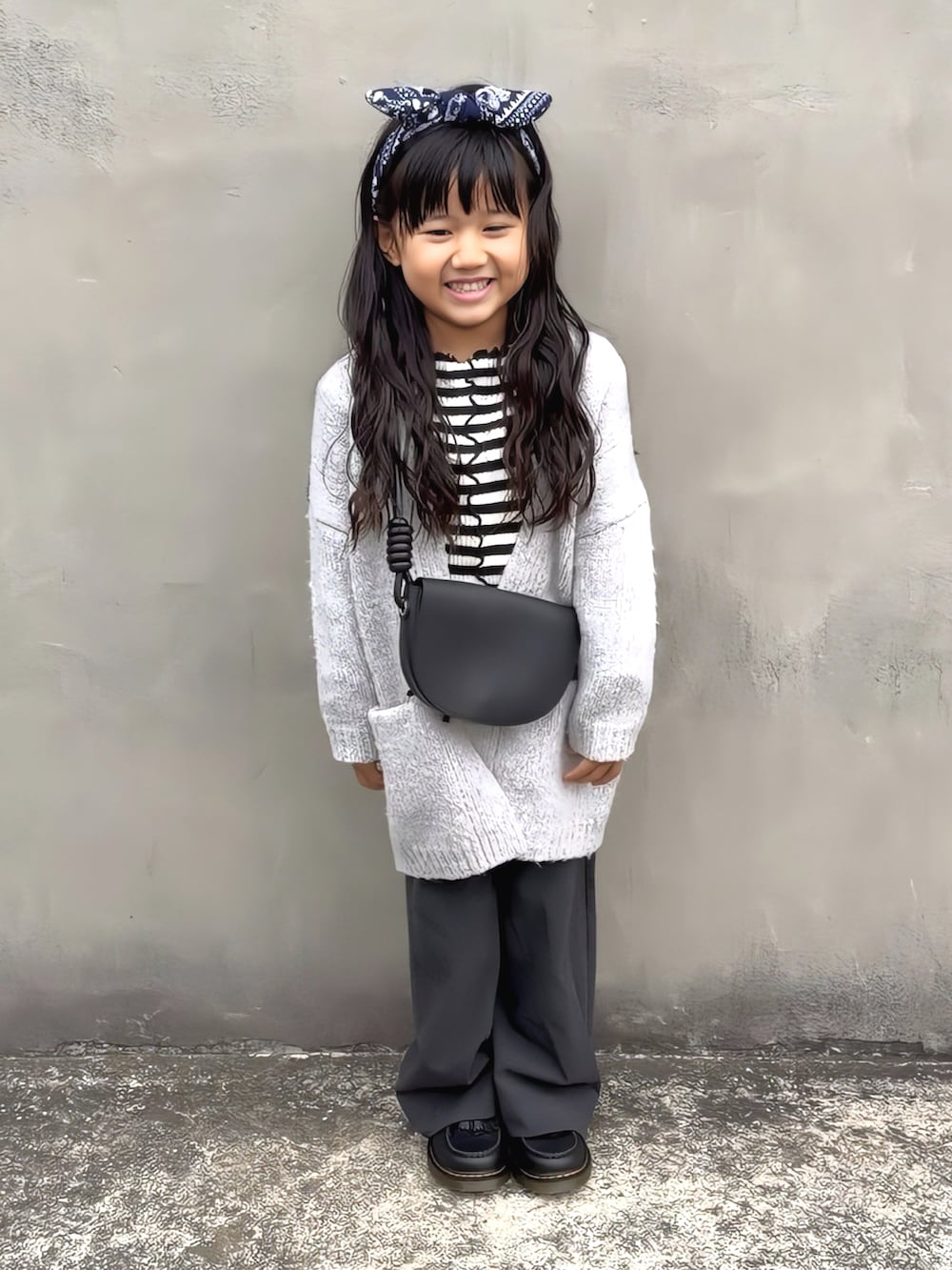 ブラック系のショルダーバッグ、ブラック系のローファー、ブラック系のトップスを着用したキッズの秋コーディネートの2枚目の写真