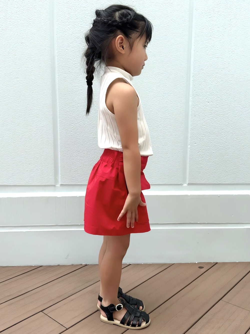 「4歳、タンクトップ、スカート、ミニスカート、サンダル、グルカサンダル、夏コーデ、さらっと晴れやかスナップ、赤」｜「SHEINのアイテム（タンクトップ、ホワイト系）」を使った、KANOさん（キッズ・90cm）の夏コーディネートの4枚目の写真