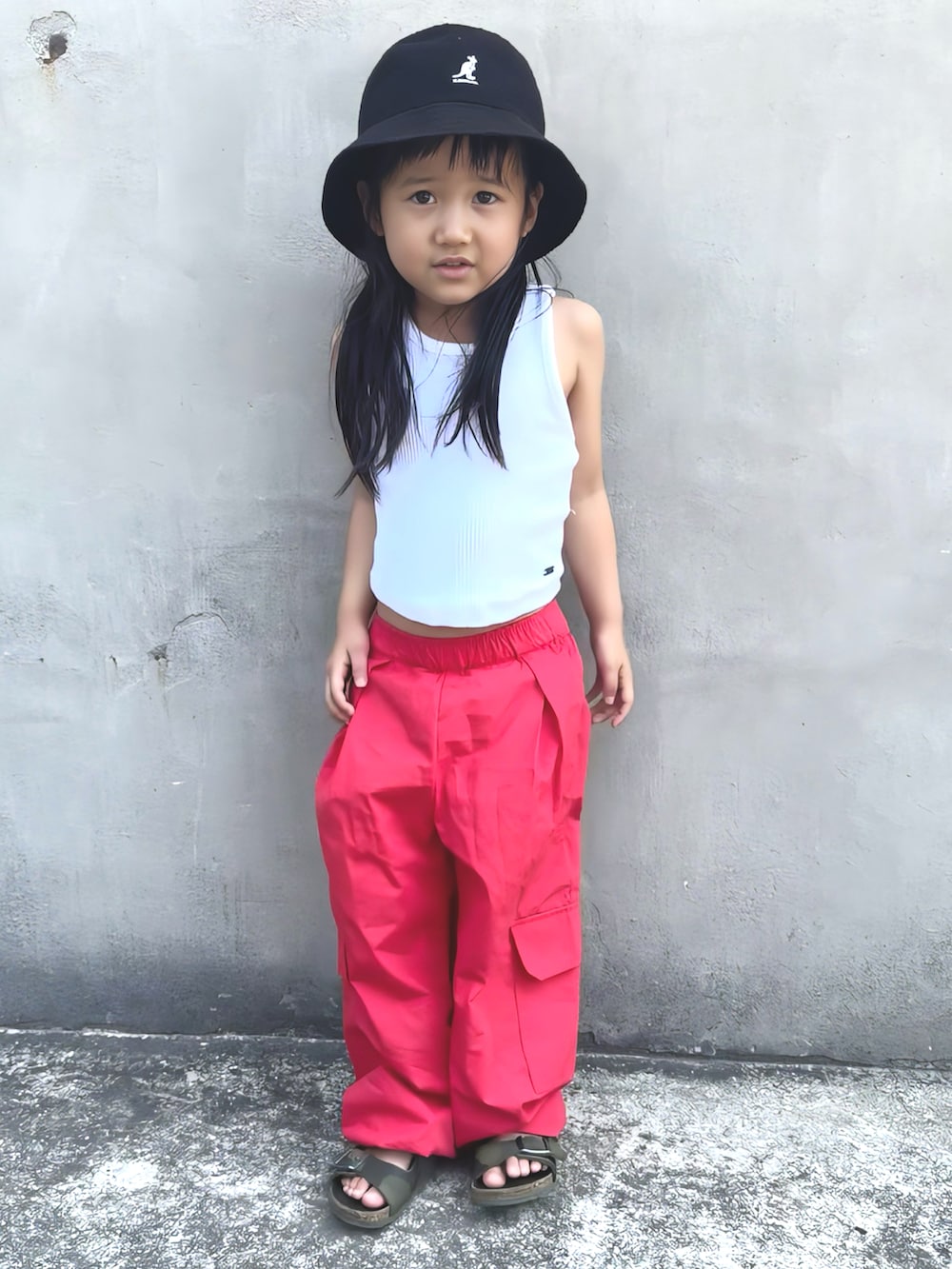 「4歳、バケットハット、バケハ、タンクトップ、ノースリーブ、カーゴパンツ、サンダル、夏コーデ、アツいコーデ全部見せ、スポーツミックス、カジュアル」｜「KANGOLのKANGOL/カンゴール Kids Bermuda Casual　キッズ　ハット（ハット、ブラック系）」を使った、KANOさん（キッズ・90cm）の夏コーディネートの4枚目の写真