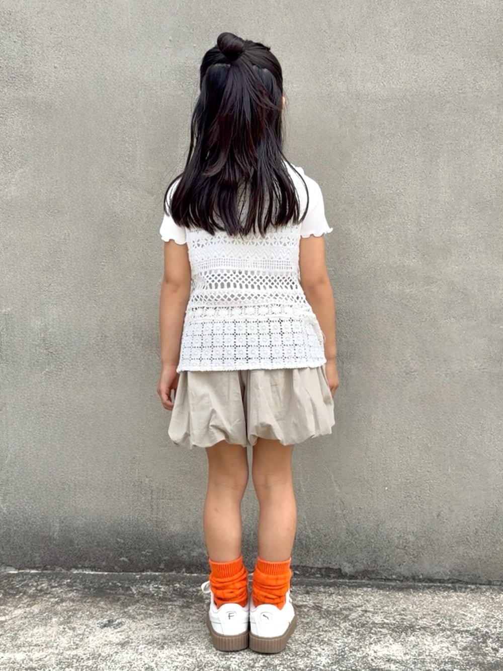 ホワイト系のTシャツ/カットソー、ホワイト系のベスト、ベージュ系のパンツを着用したキッズの夏コーディネートの5枚目の写真