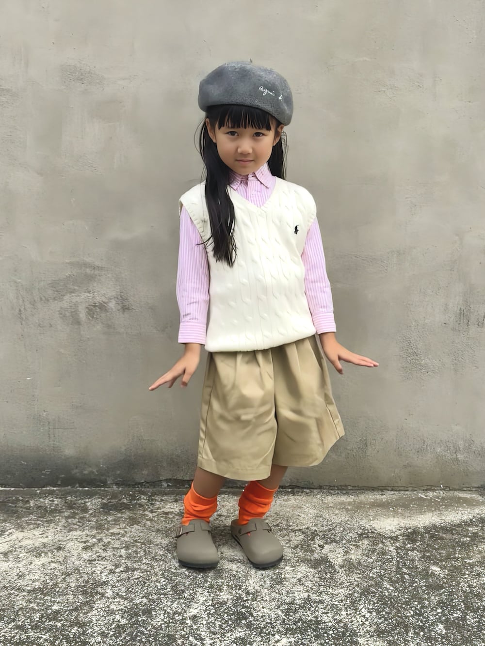 ベージュ系のその他パンツ、ピンク系のシャツ/ブラウス、ホワイト系のベストを着用したキッズの秋コーディネートの2枚目の写真