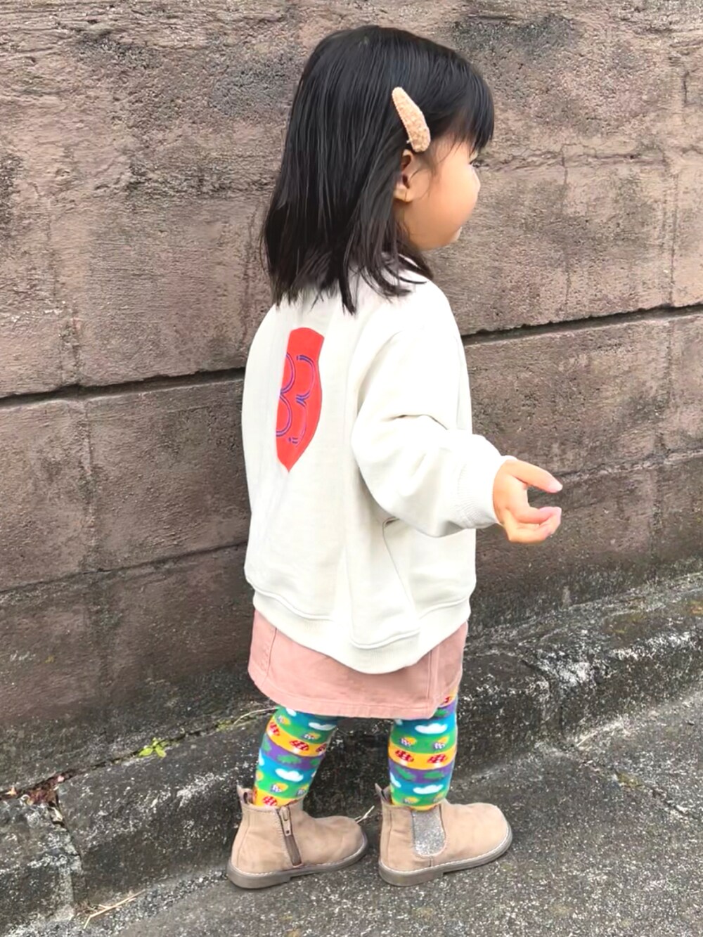 「2歳、2歳3ヶ月、トレーナー、スウェット、タイトスカート、ピンクスカート、派手タイツ、派手、タイツ、ブーツ、サイドゴアブーツ、冬コーデ、オーバーサイズ、マーキーズ、markey's」｜「HOGAN RANCH WEARのイラストワイドトレーナー/H-6870（80～130cm）（スウェット、グレー系）」を使った、KANOさん（キッズ・80cm）の冬コーディネートの4枚目の写真