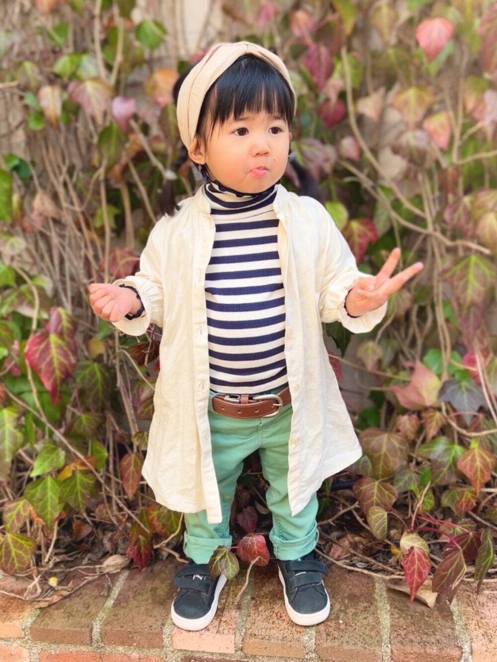 「2歳、2歳3ヶ月、シャツ、シャツワンピ、ボーダー、ボーダートップス、スニーカー、ベルト、ヘアバンド、カチューシャ、カラーパンツ」｜「GLOBAL WORKのツイストカチューシャ/926812（カチューシャ、ベージュ系）」を使った、KANOさん（キッズ・80cm）の冬コーディネートの2枚目の写真