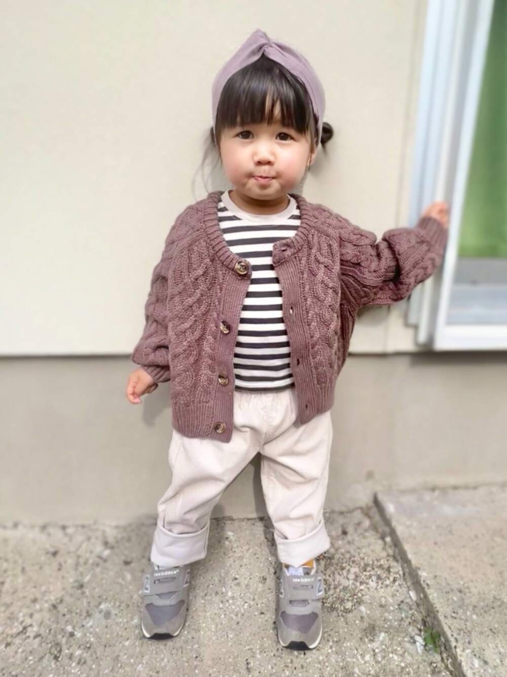「2歳、2歳4ヶ月、カーディガン、コーデュロイパンツ、ボーダートップス、スニーカー、ヘアバンド、ターバン、ニット、セーター、冬コーデ」｜「H&Mのアイテム（Tシャツ/カットソー、ホワイト系）」を使った、KANOさん（キッズ・80cm）の冬コーディネートの5枚目の写真