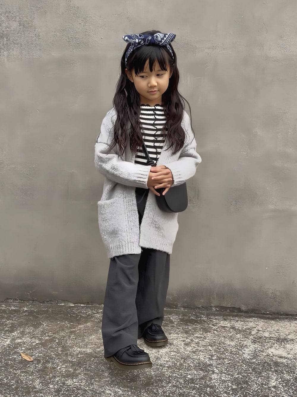 ブラック系のショルダーバッグ、ブラック系のローファー、ブラック系のトップスを着用したキッズの秋コーディネートの3枚目の写真