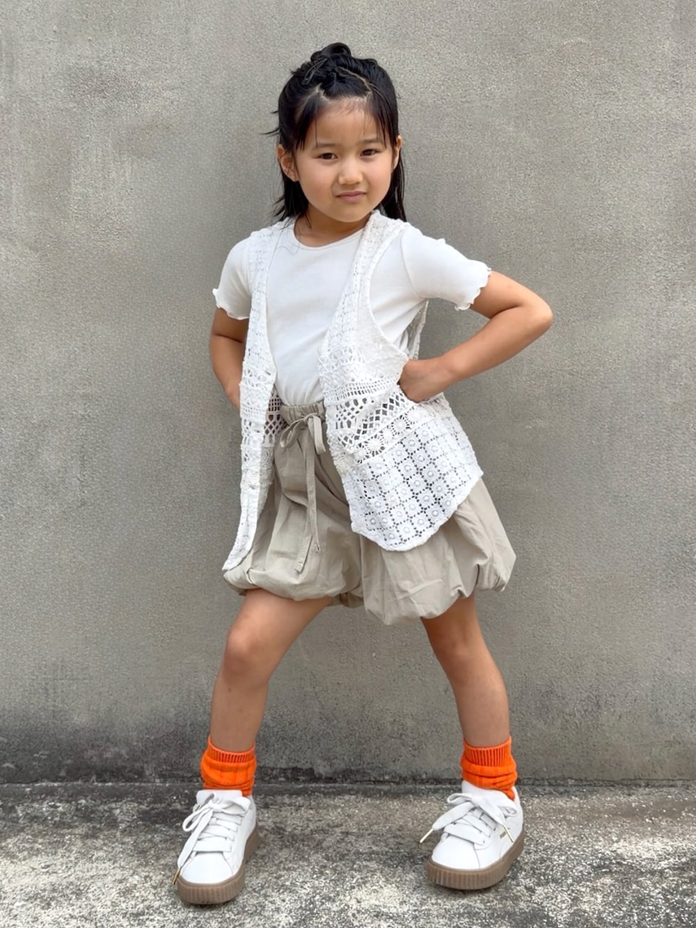 ホワイト系のTシャツ/カットソー、ホワイト系のベスト、ベージュ系のパンツを着用したキッズの夏コーディネートの2枚目の写真