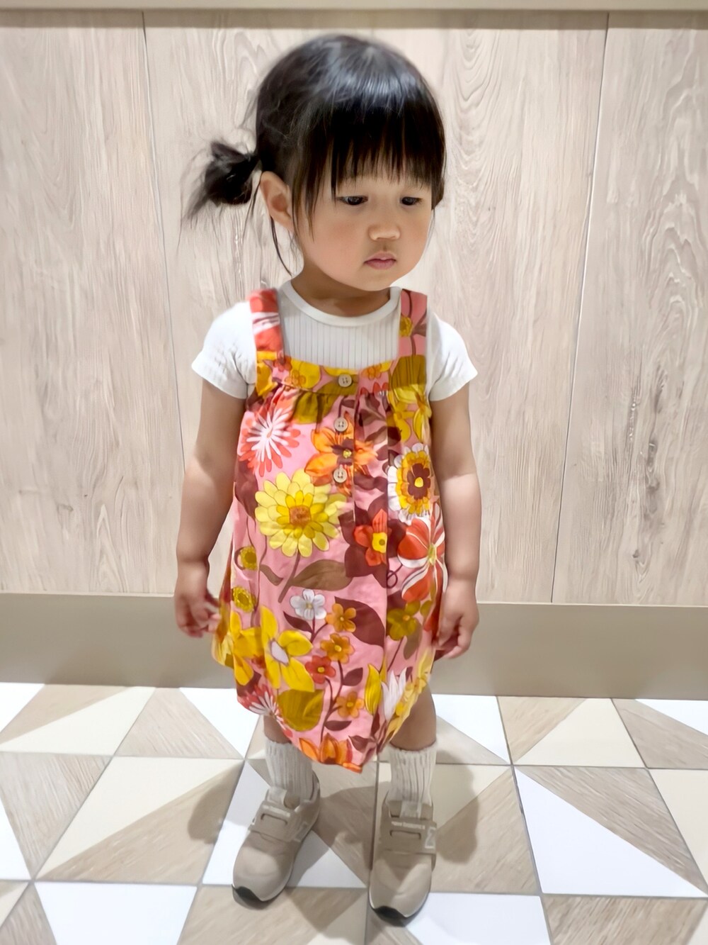 その他のワンピース、ベージュ系のスニーカー、ホワイト系のロンパースを着用したキッズの春コーディネートの2枚目の写真