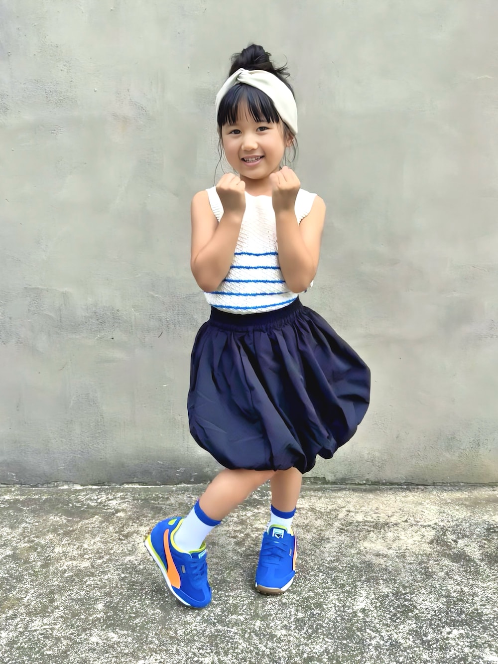 「5歳、ターバン、ヘアバンド、ノースリーブ、タンクトップ、レイヤードスタイル、スカート、バルーンスカート、スニーカー、シンプルコーデ、きれいめカジュアル、休日スタイル、お出かけコーデ、夏コーデ、ニット」｜「ZARA KIDSのアイテム（タンクトップ、ホワイト系）」を使った、KANOさん（キッズ・100cm）の夏コーディネートの4枚目の写真
