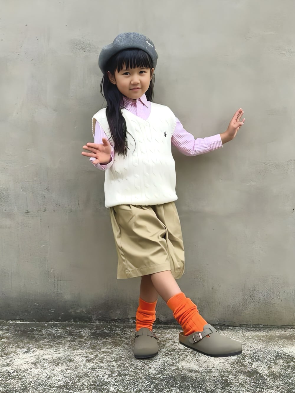 ベージュ系のその他パンツ、ピンク系のシャツ/ブラウス、ホワイト系のベストを着用したキッズの秋コーディネートの4枚目の写真