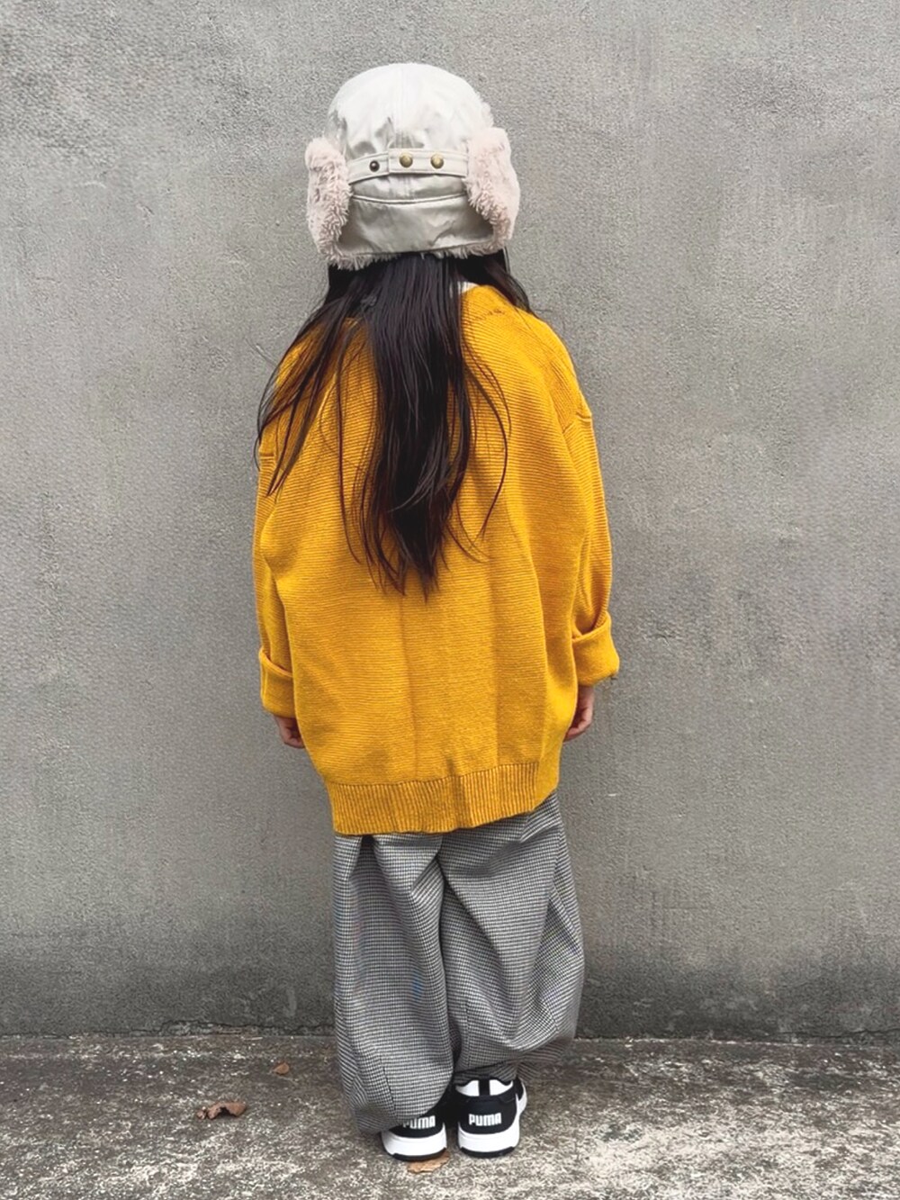 ホワイト系のスニーカー、その他のその他パンツ、イエロー系のカーディガン/ボレロを着用したキッズの冬コーディネートの4枚目の写真