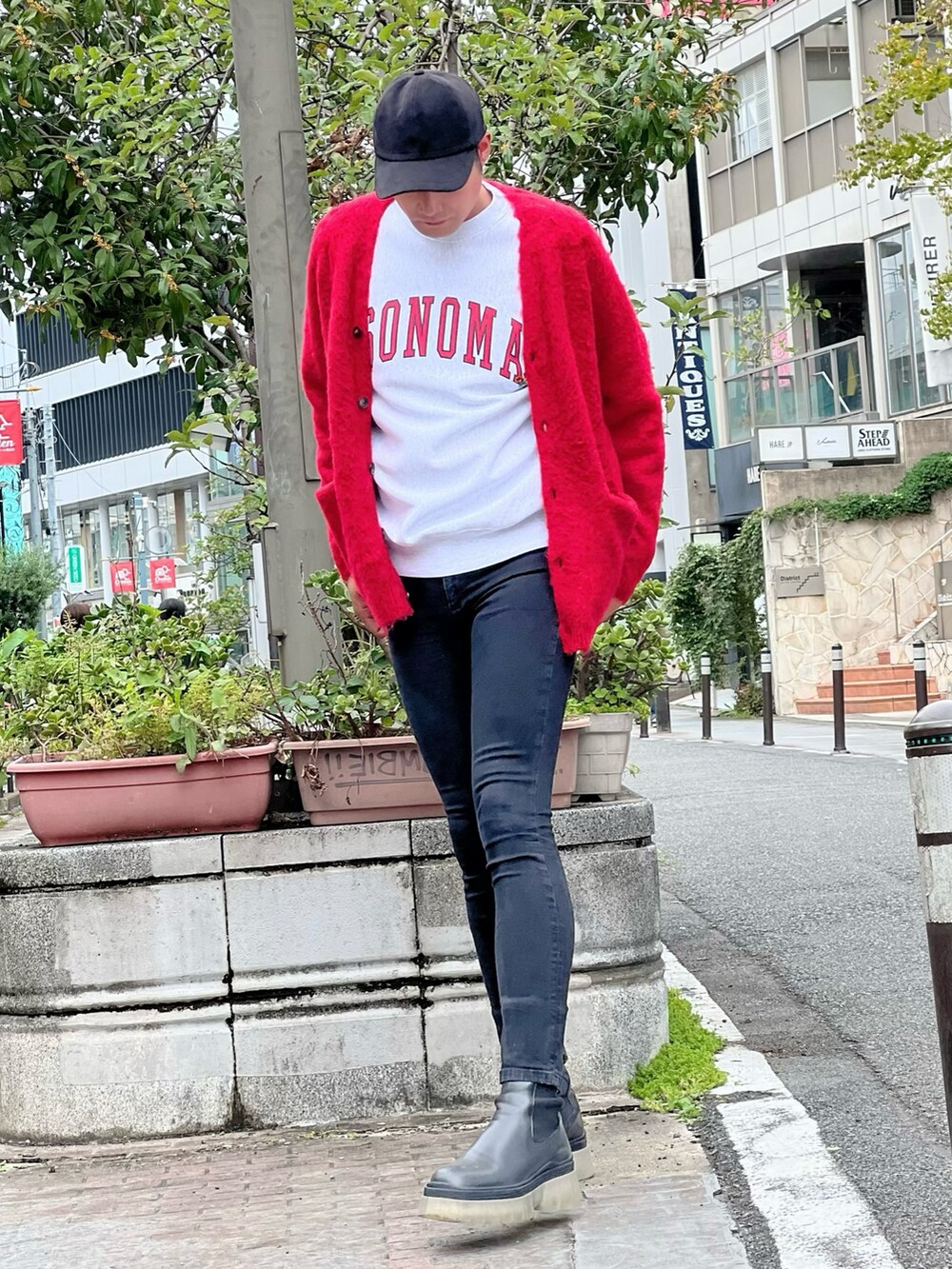 レッド系のカーディガン/ボレロ、グレー系のスウェット、ブラック系のキャップを着用したメンズの秋コーディネートの2枚目の写真