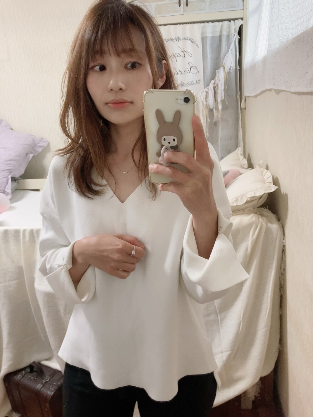 「誕生日コーデ、誕生日、ママコーデ、ママファッション、シンプルコーデ、きれいめカジュアル、キレイめ、154cm、大人カジュアル、モノトーン、低身長、今日のコーデ、シンプル、大人コーデ、大人女子」｜「LOUNGEDRESSのアイテム（シャツ/ブラウス、ホワイト系）」を使った、chamichamichamieさん（レディース・154cm）の春コーディネートの2枚目の写真