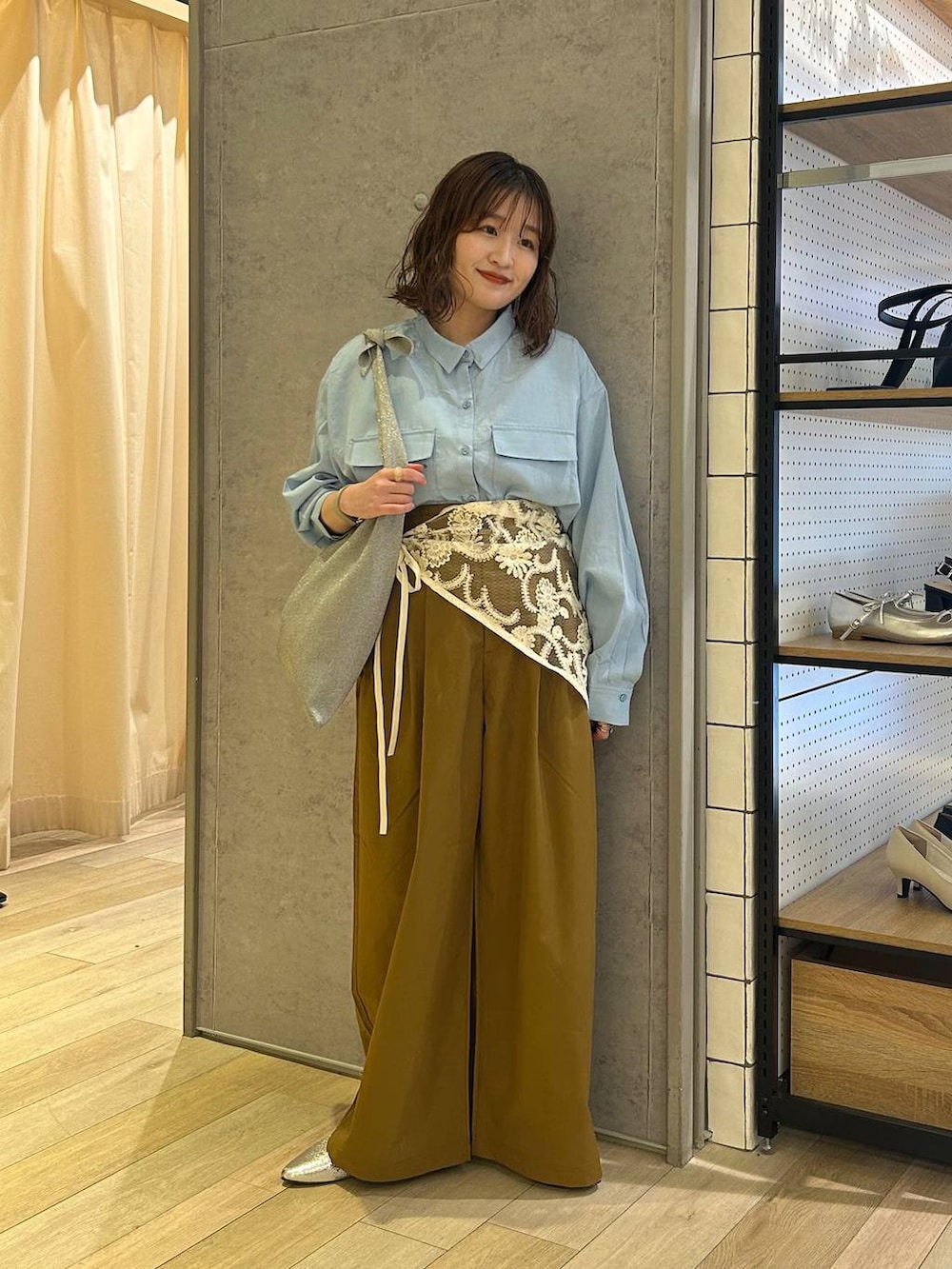 「着痩せ・細見え、カジュアル、差し色コーデ、低身長、LEPSIM、楽ちんコーデ、20代_LEPSIM、低身長_LEPSIM、骨格ストレート、シャツスタイル、シャツ、トートバッグ、春コーデ、春服みてみて」｜「LEPSIMのメタリック2WAYパンプス　286002（パンプス、グレー系）」を使った、ユウカさん（レディース・154cm）の春コーディネートの4枚目の写真