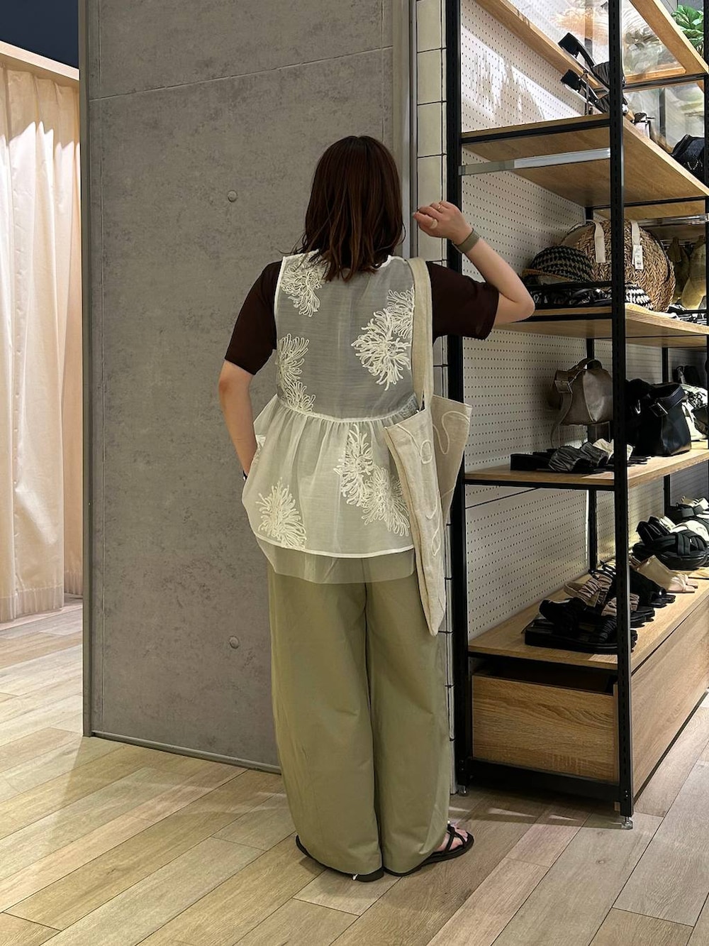 「着痩せ・細見え、カジュアル、差し色コーデ、低身長、LEPSIM、20代_LEPSIM、骨格ストレート、ベスト、パンツ、Tシャツ、サンダル、夏コーデ」｜「LEPSIMの【選べる丈】イージーコクーンパンツ　323755（その他パンツ、グリーン系）」を使った、ユウカさん（レディース・154cm）の夏コーディネートの4枚目の写真