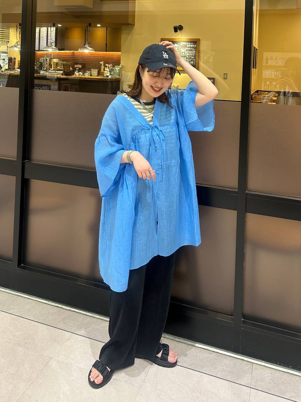 「着痩せ・細見え、カジュアル、差し色コーデ、低身長、ワンピース、パンツ、サンダル、キャップ、骨格ストレート、20代_LEPSIM、低身長_LEPSIM、春コーデ」｜「LEPSIMの【NEW ERA】920コットンFLAX　253247（キャップ、ブルー系）」を使った、ユウカさん（レディース・154cm）の春コーディネートの2枚目の写真
