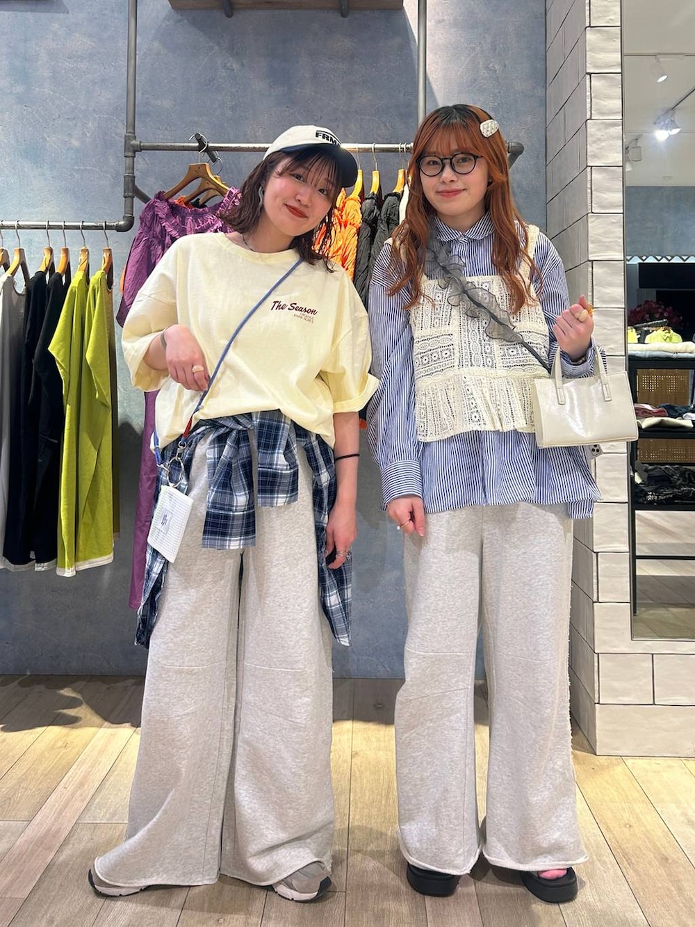 「着痩せ・細見え、カジュアル、差し色コーデ、低身長、LEPSIM、骨格ストレート、骨格ウェーブ、Tシャツ、シャツ、ビスチェ、スウェットパンツ、スウェット、春コーデ」|「LEPSIMのサイドラインスウェットパンツ 290314(スウェットパンツ、グレー系)」を使った、ユウカさん(レディース・154cm)の春コーディネートの4枚目の写真