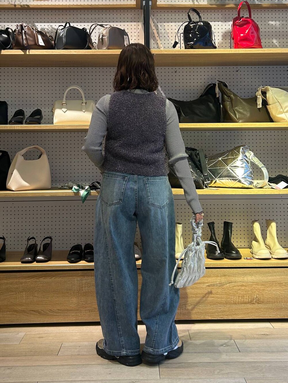 「楽ちんコーデ、ゆったり、ビスチェ、インナー、デニムパンツ、スニーカー、春服みてみて、着痩せ・細見え、カジュアル、差し色コーデ、低身長、LEPSIM、低身長_LEPSIM、20代_LEPSIM、骨格ストレート」｜「LEPSIMのキラキラシャーリングミニバッグ　129725（ショルダーバッグ、シルバー系）」を使った、ユウカさん（レディース・154cm）の冬コーディネートの4枚目の写真