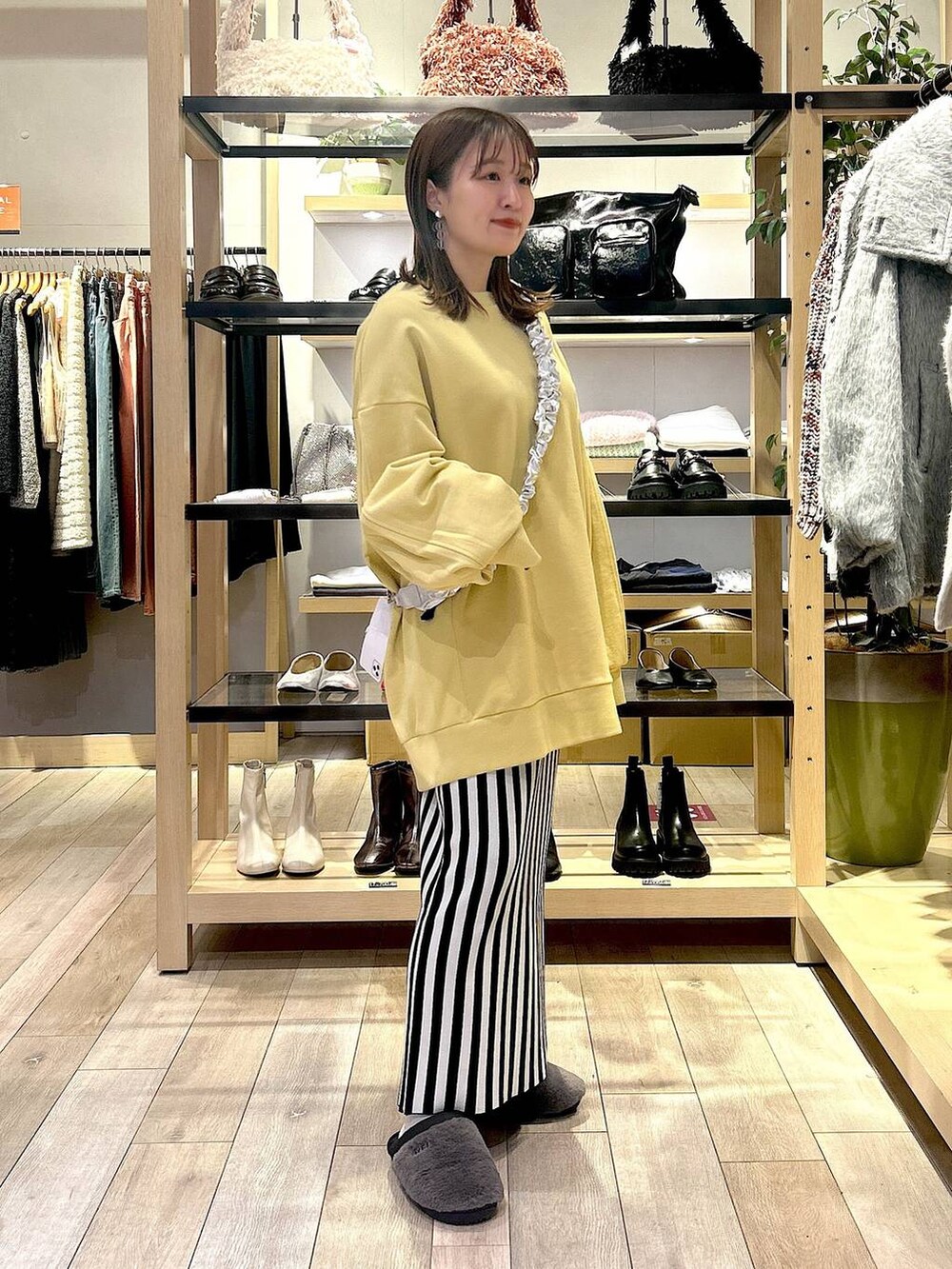 「着痩せ・細見え、カジュアル、差し色コーデ、低身長、LEPSIM、楽ちんコーデ、ゆったり、スウェット、スカート、冬コーデ、骨格ストレート」｜「LEPSIMの12ゲージストライプニットスカート　133262（スカート、ブラック系）」を使った、ユウカさん（レディース・154cm）の秋コーディネートの2枚目の写真