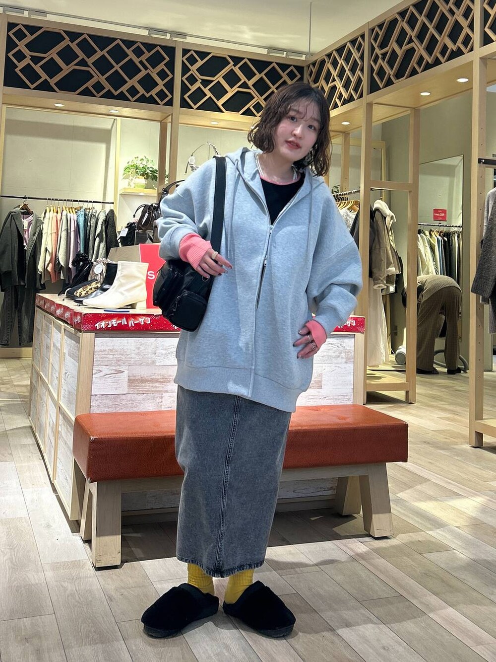 「低身長、差し色コーデ、着痩せ・細見え、カジュアル、LEPSIM、楽ちんコーデ、ゆったり、サロペット、スカート、インナー、パーカー、ハンドバッグ、骨格ストレート、冬コーデ、低身長_LEPSIM」｜「LEPSIMのZIPアップBIGフーディー　134456（パーカー、グレー系）」を使った、ユウカさん（レディース・154cm）の冬コーディネートの2枚目の写真