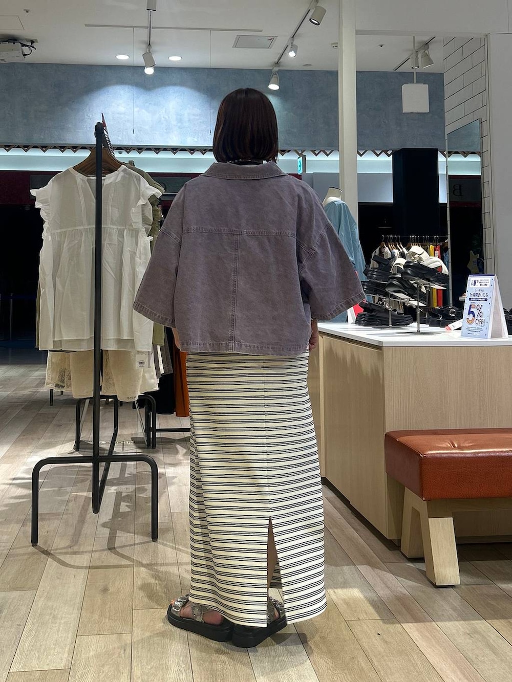 「着痩せ・細見え、カジュアル、差し色コーデ、低身長、LEPSIM、低身長_LEPSIM、低身長コーデ、20代_LEPSIM、デニムシャツ、スカート」｜「LEPSIMのワッフルナロースカート　290315（スカート、ブラック系）」を使った、ユウカさん（レディース・154cm）の夏コーディネートの4枚目の写真
