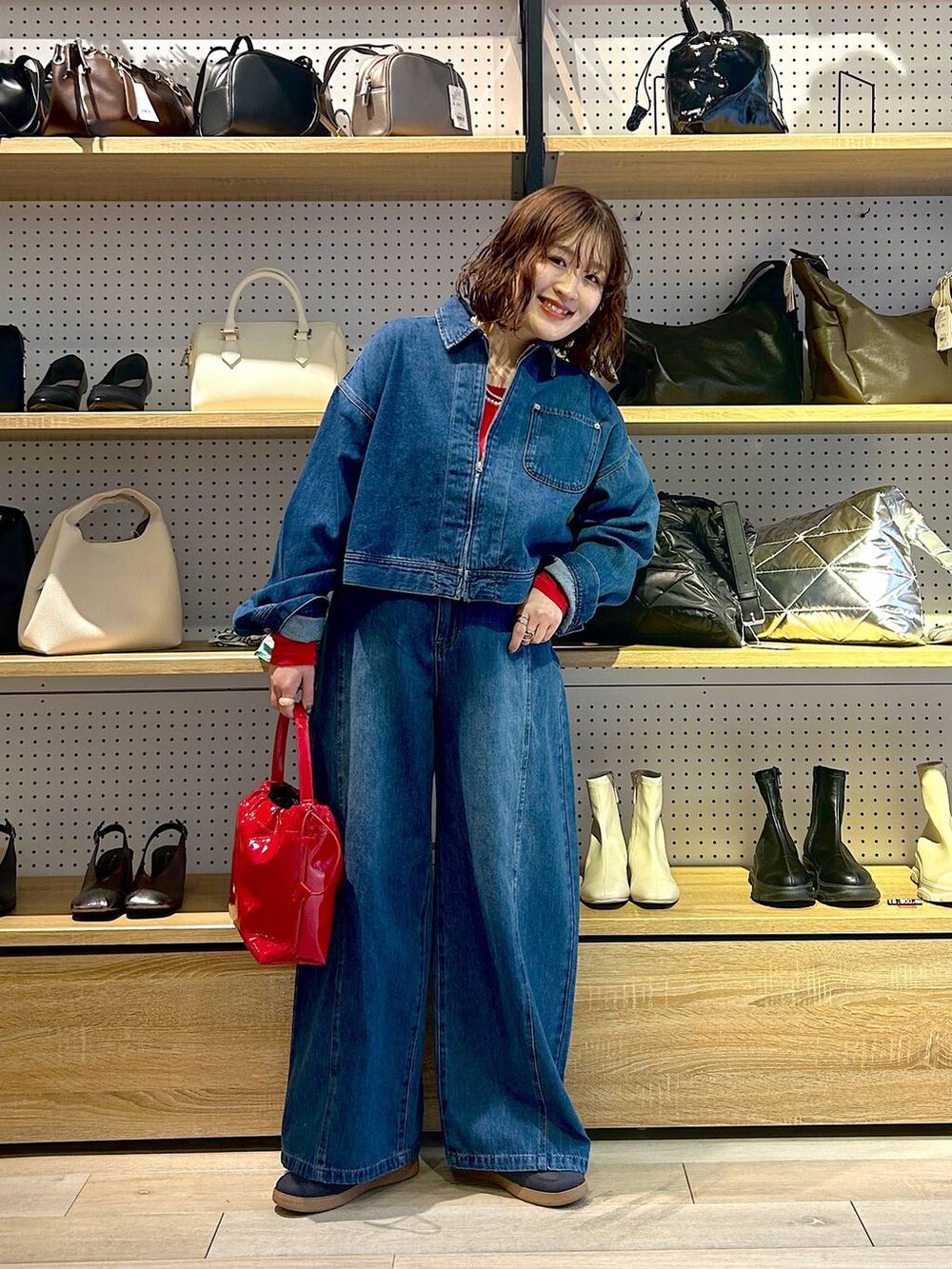 「着痩せ・細見え、カジュアル、差し色コーデ、低身長、LEPSIM、低身長_LEPSIM、20代_LEPSIM、デニムパンツ、デニムジャケット、骨格ストレート、ボブヘア、パーマ、春デニム2025_LEPSIM」｜「LEPSIMのテンセル混長袖クルーロンT　140532（Tシャツ/カットソー、レッド系）」を使った、ユウカさん（レディース・154cm）の冬コーディネートの2枚目の写真