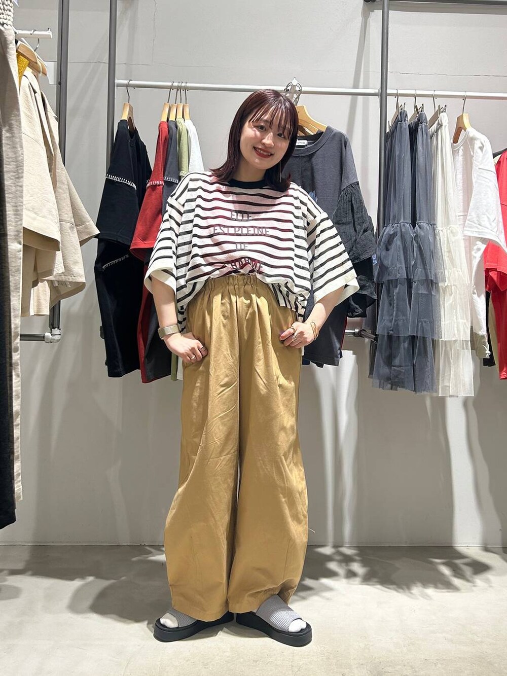 「着痩せ・細見え、カジュアル、差し色コーデ、低身長、LEPSIM、Tシャツ、パンツ、サンダル、低身長_LEPSIM、20代_LEPSIM」｜「LEPSIMのスラブリブタンク2　242857（Tシャツ/カットソー、レッド系）」を使った、ユウカさん（レディース・154cm）の春コーディネートの2枚目の写真