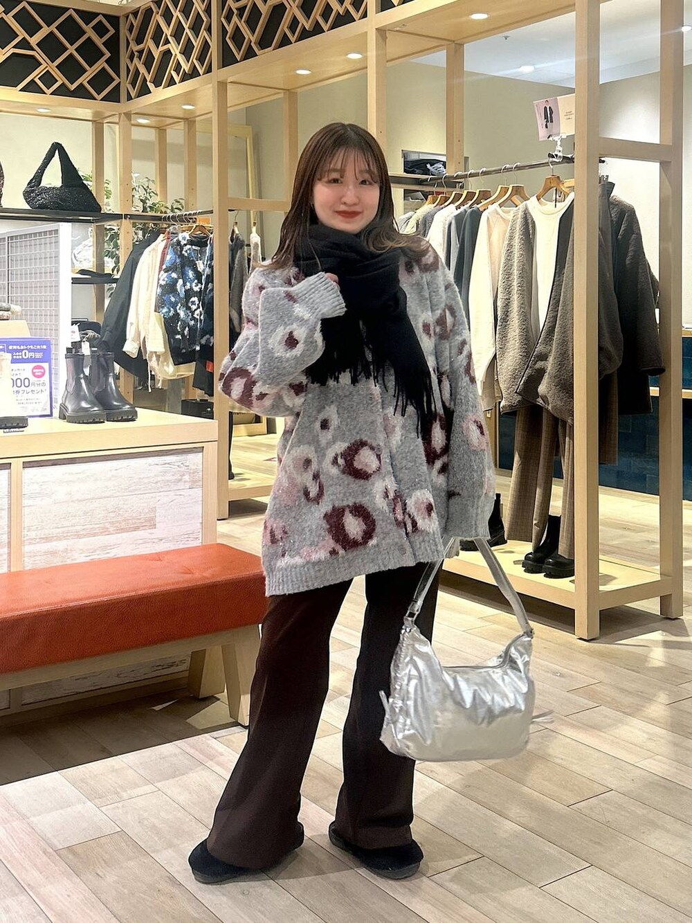 「マフラーの巻き方、着痩せ・細見え、カジュアル、差し色コーデ、低身長、マフラー、ストール、ショルダーバッグ、LEPSIM、冬アウター、カーディガン、カーデといえばレプシィム_LEPSIM、低身長_LEPSIM」｜「LEPSIMの洗える無地ストール　132603（ストール/ショール、グレー系）」を使った、ユウカさん（レディース・154cm）の秋コーディネートの2枚目の写真