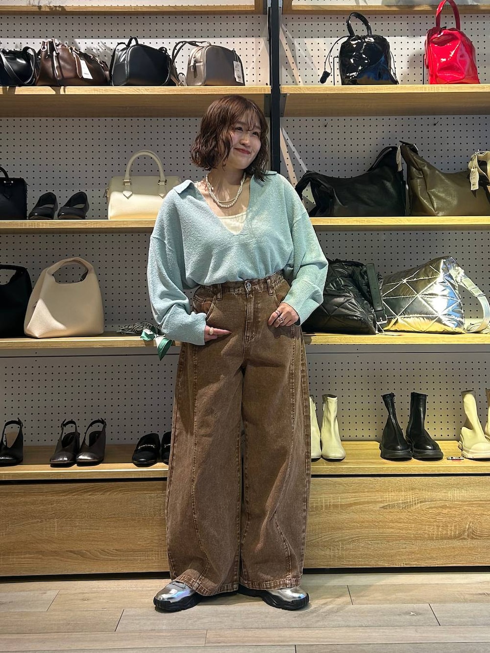 「LEPSIM、20代_LEPSIM、低身長_LEPSIM、骨格ストレート、デニムパンツ、春コーデ、春服みてみて、着痩せ・細見え、カジュアル、差し色コーデ、低身長」｜「LEPSIMの【入卒式／セレモニー】アソートパールショートネック　213224（ネックレス、ホワイト系）」を使った、ユウカさん（レディース・154cm）の冬コーディネートの2枚目の写真