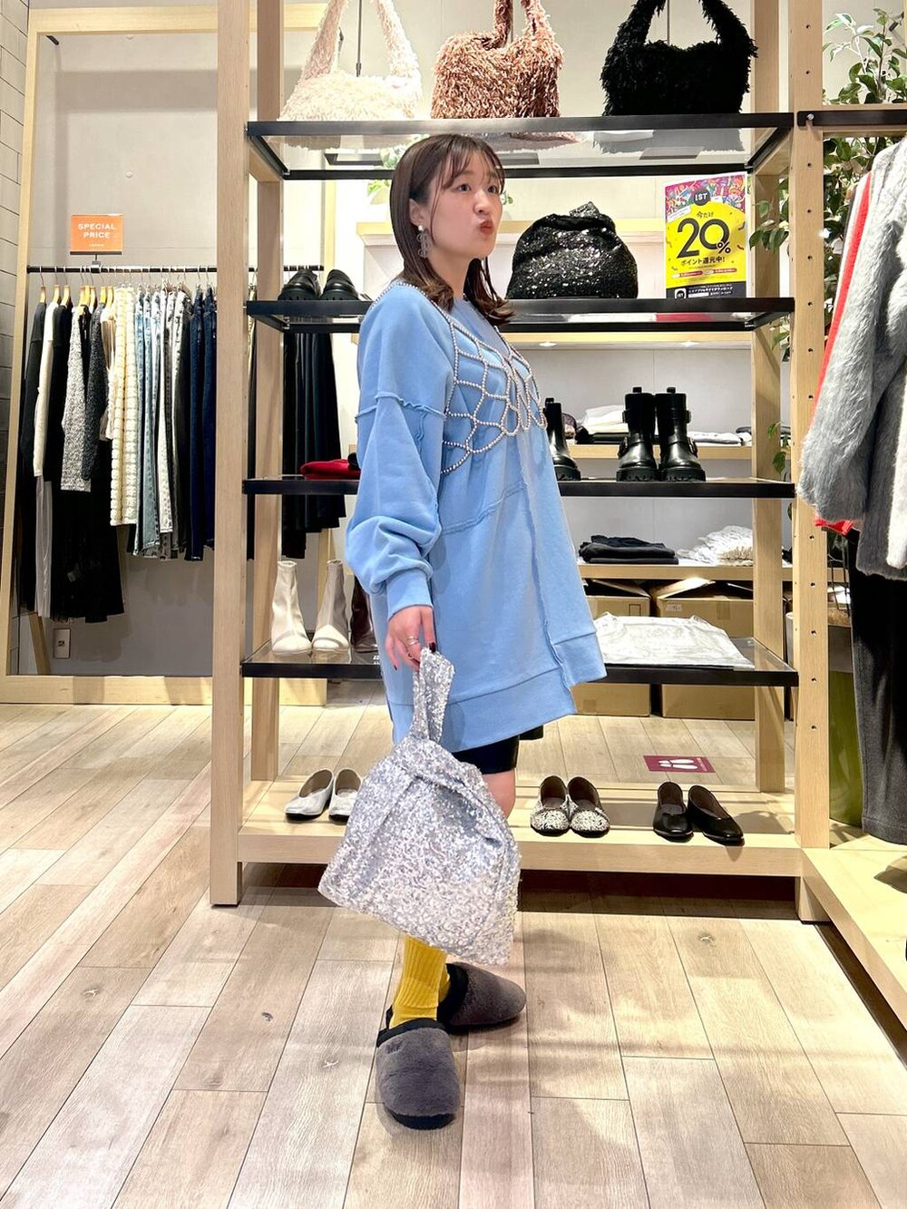 「着痩せ・細見え、カジュアル、差し色コーデ、低身長、LEPSIM、楽ちんコーデ、ゆったり、ショートパンツ、骨格ストレート、ビスチェ、冬コーデ」｜「LEPSIMのビーズビスチェ　125108（ベスト、シルバー系）」を使った、ユウカさん（レディース・154cm）の秋コーディネートの2枚目の写真