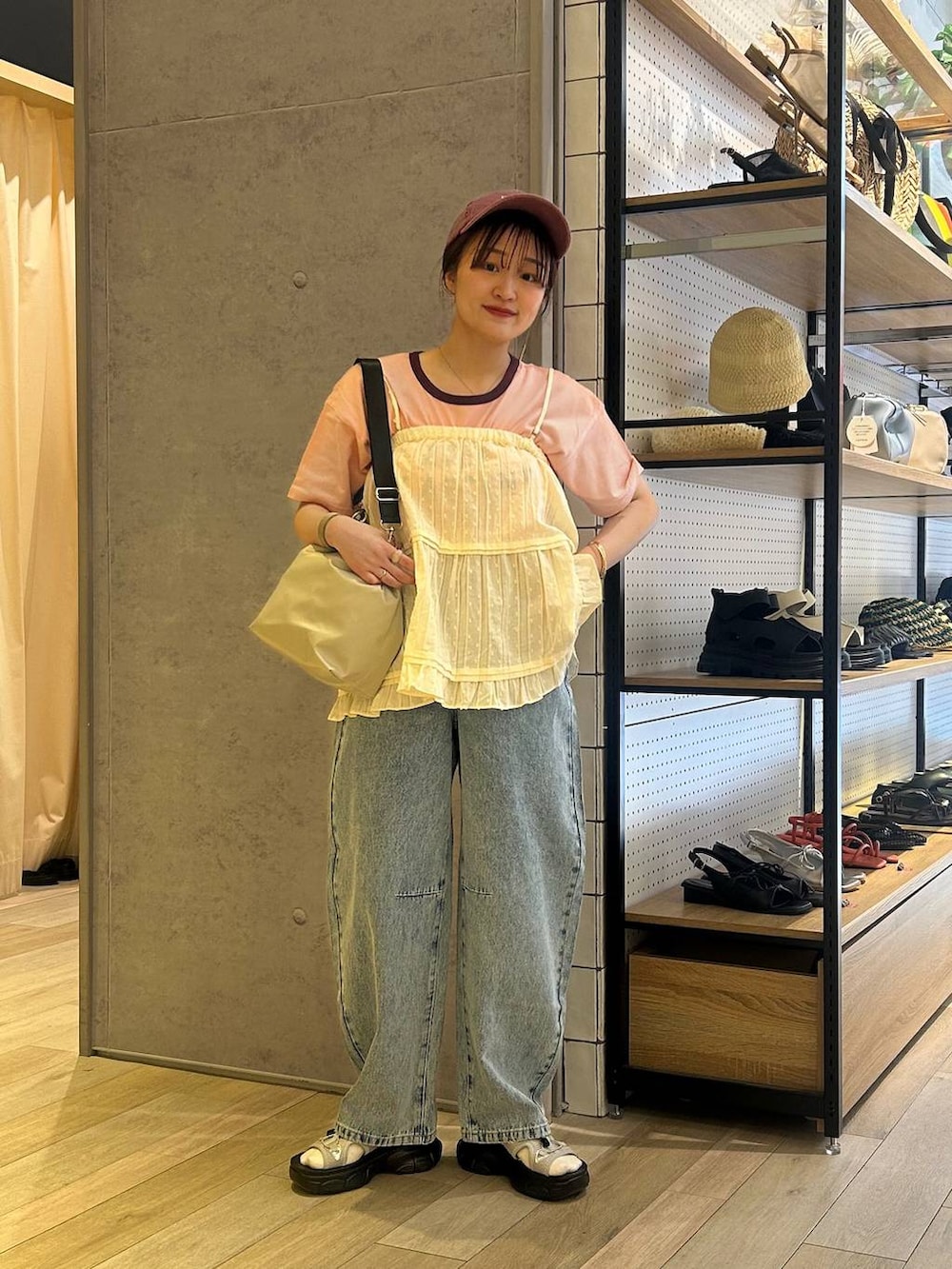 「ゆったり、Tシャツ、デニムパンツ、スカート、キャップ、サンダル、20代_LEPSIM、骨格ストレート、低身長_LEPSIM、着痩せ・細見え、カジュアル、差し色コーデ、低身長、LEPSIM、楽ちんコーデ」｜「LEPSIMのカーブデニムパンツ2　147620（デニムパンツ、ブルー系）」を使った、ユウカさん（レディース・154cm）の夏コーディネートの2枚目の写真