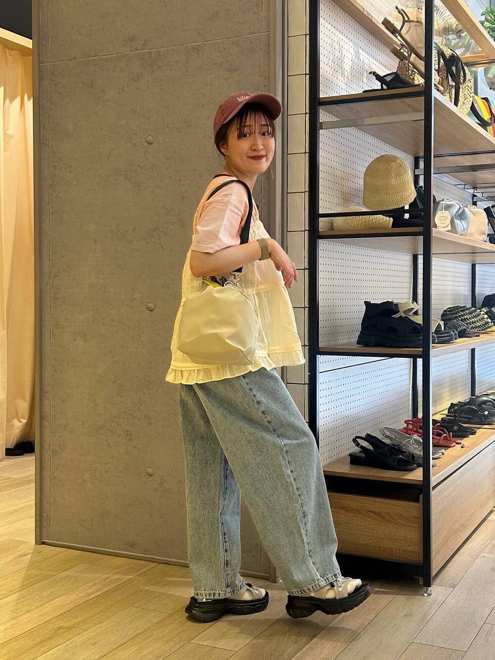 「ゆったり、Tシャツ、デニムパンツ、スカート、キャップ、サンダル、20代_LEPSIM、骨格ストレート、低身長_LEPSIM、着痩せ・細見え、カジュアル、差し色コーデ、低身長、LEPSIM、楽ちんコーデ」｜「LEPSIMのカーブデニムパンツ2　147620（デニムパンツ、ブルー系）」を使った、ユウカさん（レディース・154cm）の夏コーディネートの3枚目の写真