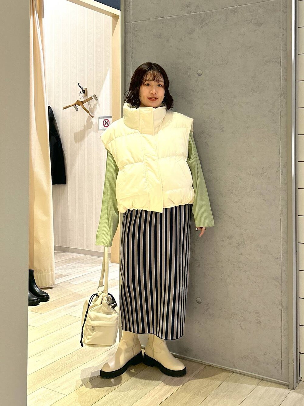 「着痩せ・細見え、カジュアル、差し色コーデ、低身長、LEPSIM、楽ちんコーデ、ゆったり、冬コーデ、ニット、ベスト、スカート、ブーツ、ショルダーバッグ、ハンドバッグ」｜「LEPSIMのエアサーマルワイドスタンドベスト　116902（ダウンベスト、ホワイト系）」を使った、ユウカさん（レディース・154cm）の冬コーディネートの2枚目の写真