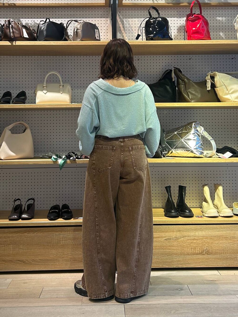「LEPSIM、20代_LEPSIM、低身長_LEPSIM、骨格ストレート、デニムパンツ、春コーデ、春服みてみて、着痩せ・細見え、カジュアル、差し色コーデ、低身長」｜「LEPSIMの【入卒式／セレモニー】アソートパールショートネック　213224（ネックレス、ホワイト系）」を使った、ユウカさん（レディース・154cm）の冬コーディネートの4枚目の写真