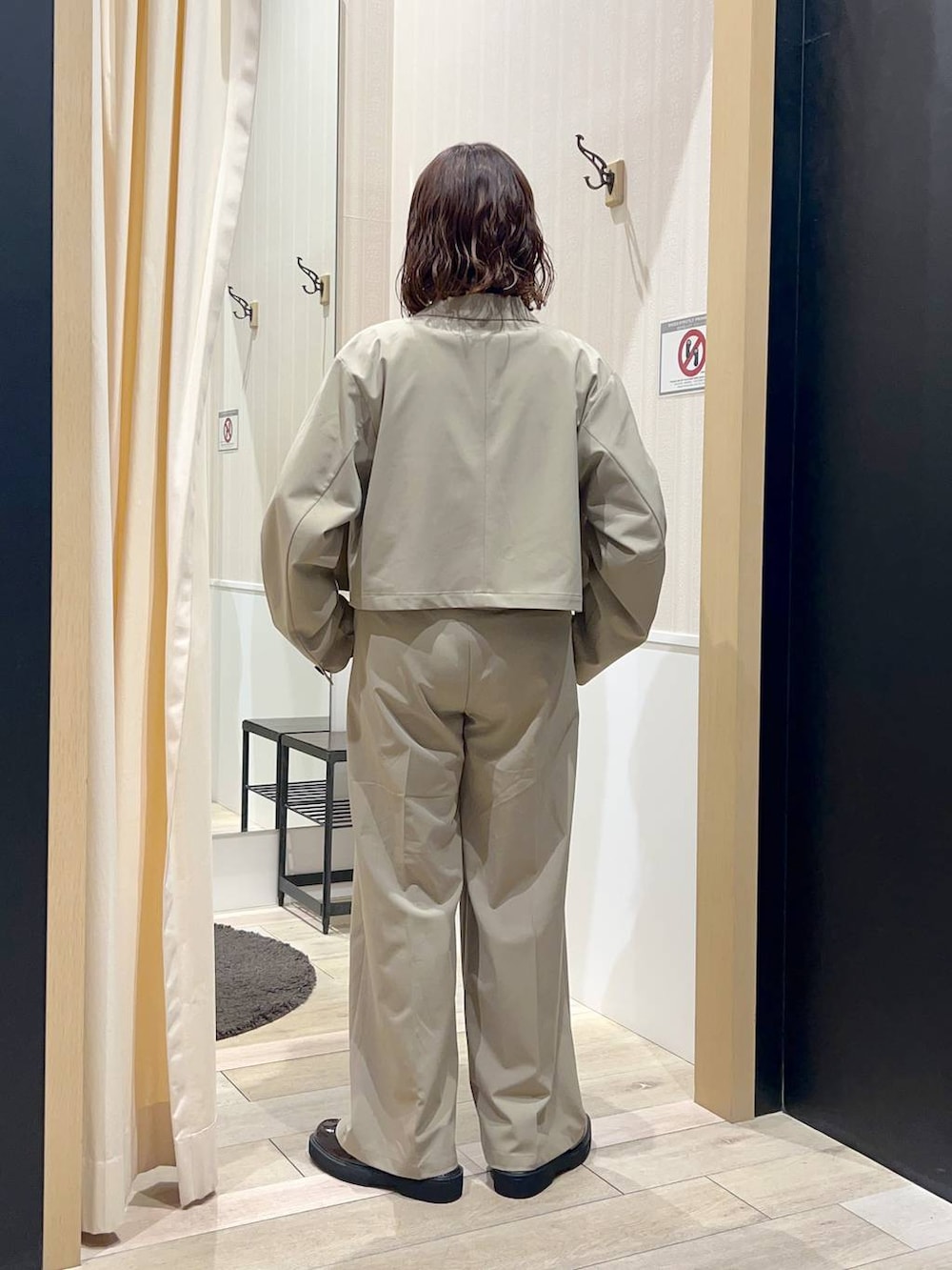 「着痩せ・細見え、カジュアル、差し色コーデ、低身長、LEPSIM、楽ちんコーデ、ゆったり、骨格ストレート、ボブヘア、オケージョン、低身長_LEPSIM、ジャケット、ジャケットスタイル、ビスチェ、ローファー」｜「LEPSIMの【入卒式／セレモニー】アソートパールショートネック　213224（ネックレス、ホワイト系）」を使った、ユウカさん（レディース・154cm）の冬コーディネートの3枚目の写真