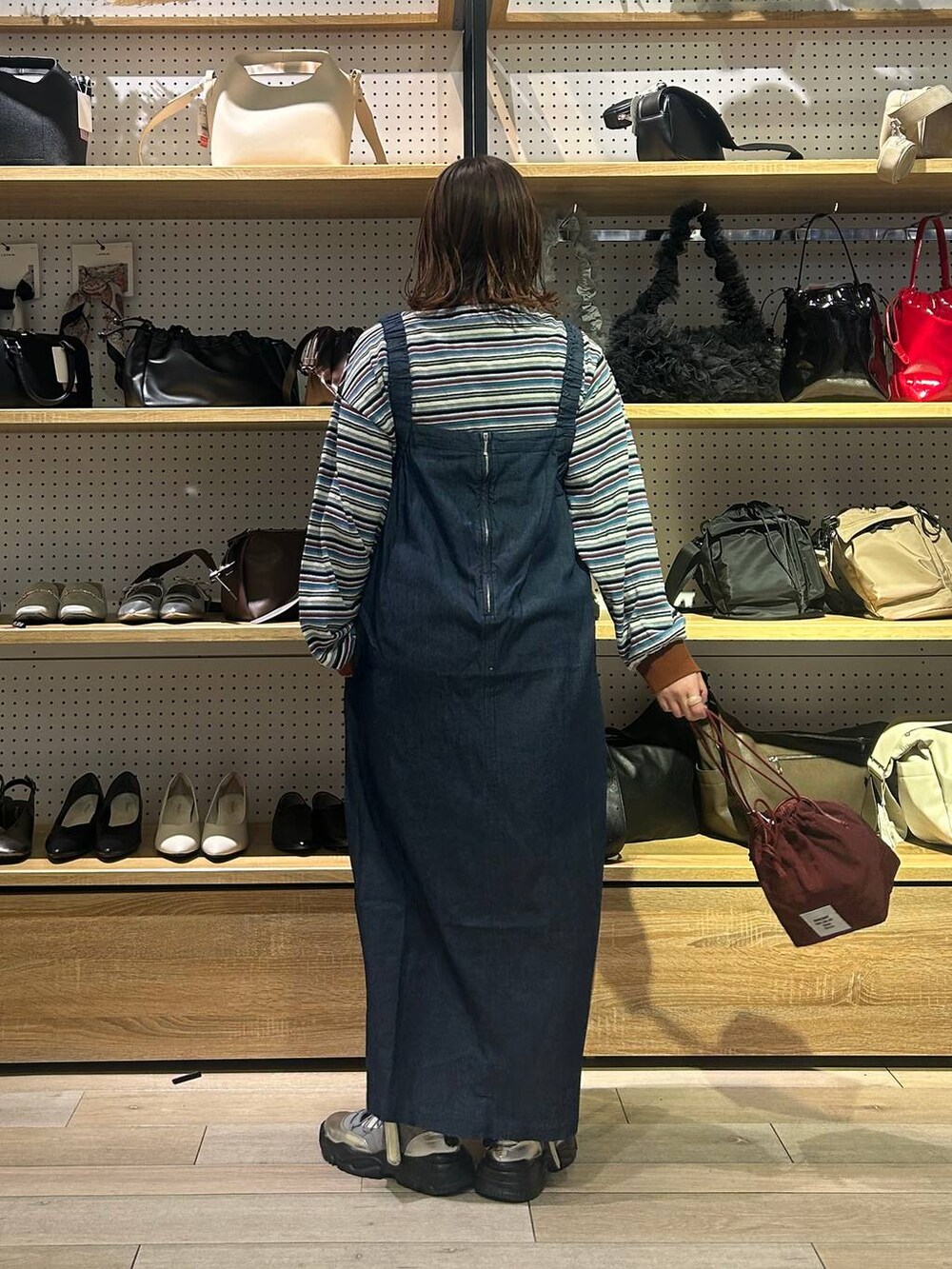 「着痩せ・細見え、カジュアル、差し色コーデ、低身長、LEPSIM、20代_LEPSIM、低身長_LEPSIM、骨格ストレート、ボーダー、ロンT、楽ちんコーデ、ゆったり、スニーカー」｜「LEPSIMのクロスレースアップスニーカー　251716（スニーカー、グレー系）」を使った、ユウカさん（レディース・154cm）の冬コーディネートの3枚目の写真