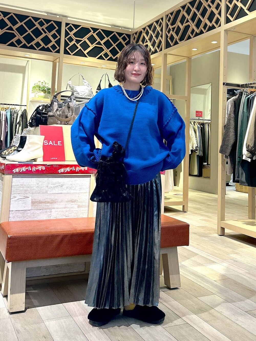 「着痩せ・細見え、カジュアル、差し色コーデ、低身長、LEPSIM、低身長_LEPSIM、骨格ストレート、ボブヘア、パーマ、楽ちんコーデ、ニット、スカート、冬コーデ、ショルダーバッグ、ネックレス」｜「LEPSIMのキラキラシャーリングミニバッグ　129725（ショルダーバッグ、ブラック系）」を使った、ユウカさん（レディース・154cm）の冬コーディネートの2枚目の写真