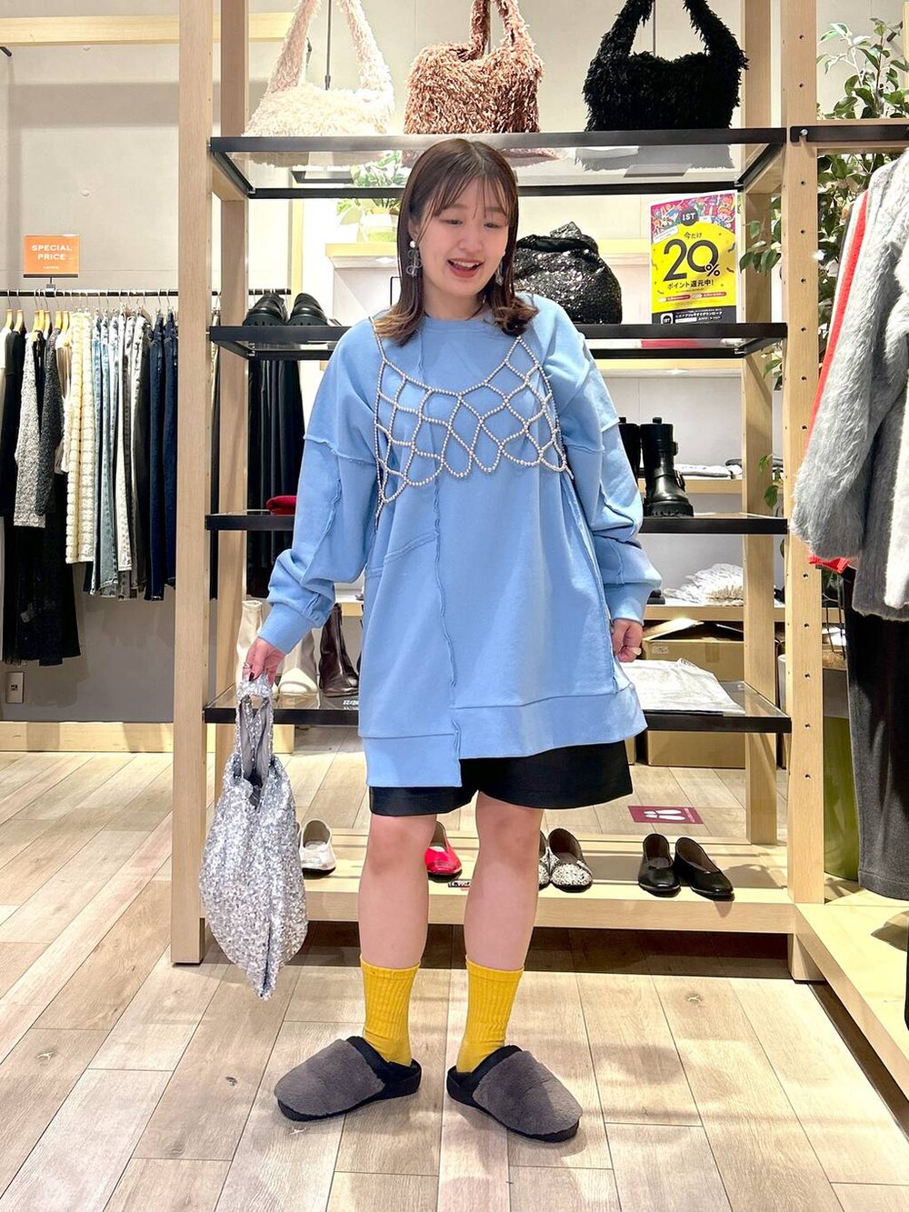 「着痩せ・細見え、カジュアル、差し色コーデ、低身長、LEPSIM、楽ちんコーデ、ゆったり、ショートパンツ、骨格ストレート、ビスチェ、冬コーデ」｜「LEPSIMのビーズビスチェ　125108（ベスト、シルバー系）」を使った、ユウカさん（レディース・154cm）の秋コーディネートの3枚目の写真