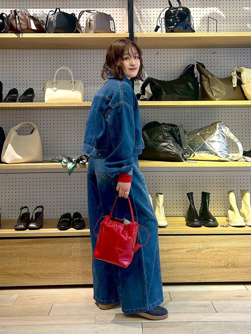 「着痩せ・細見え、カジュアル、差し色コーデ、低身長、LEPSIM、低身長_LEPSIM、20代_LEPSIM、デニムパンツ、デニムジャケット、骨格ストレート、ボブヘア、パーマ、春デニム2025_LEPSIM」｜「LEPSIMのテンセル混長袖クルーロンT　140532（Tシャツ/カットソー、レッド系）」を使った、ユウカさん（レディース・154cm）の冬コーディネートの3枚目の写真