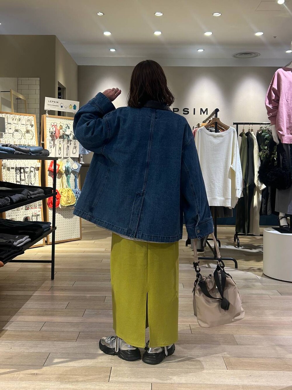 「着痩せ・細見え、カジュアル、差し色コーデ、低身長、LEPSIM、骨格ストレート、20代_LEPSIM、低身長_LEPSIM、ロンT、ジャケット、スカート、スニーカー、ショルダーバッグ、ハンドバッグ」｜「LEPSIMの2WAY巾着ショルダー2　116580（ショルダーバッグ、ベージュ系）」を使った、ユウカさん（レディース・154cm）の冬コーディネートの4枚目の写真