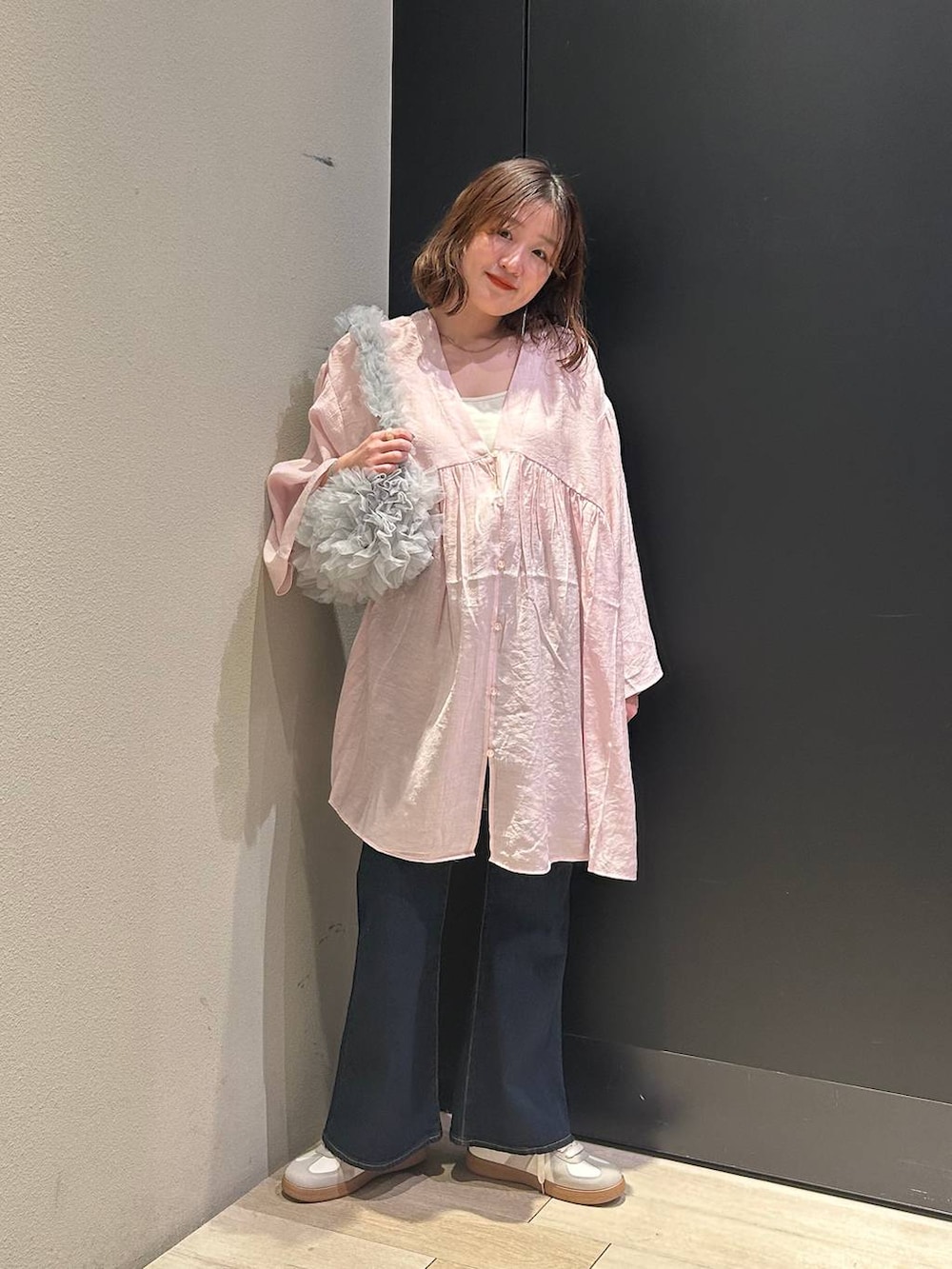 「ハンドバッグ、春デニム2025_LEPSIM、春コーデ、春服みてみて、低身長_LEPSIM、20代_LEPSIM、着痩せ・細見え、カジュアル、差し色コーデ、低身長、LEPSIM、楽ちんコーデ、ゆったり、ブラウス、デニムパンツ」｜「LEPSIMのゼロかるラインスニーカー　284550（スニーカー、ホワイト系）」を使った、ユウカさん（レディース・154cm）の春コーディネートの2枚目の写真