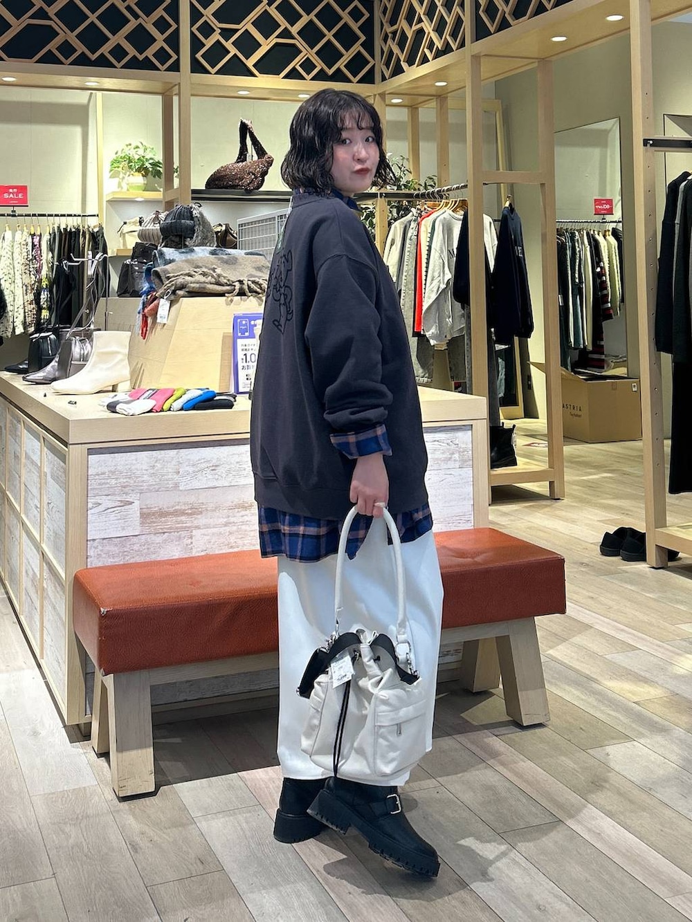 「ゆったり、着痩せ・細見え、カジュアル、差し色コーデ、低身長、LEPSIM、シャツ、スウェット、スカート、骨格ストレート、楽ちんコーデ、冬コーデ」｜「LEPSIMのストレッチサテンスカート2　133636（スカート、ホワイト系）」を使った、ユウカさん（レディース・154cm）の冬コーディネートの3枚目の写真